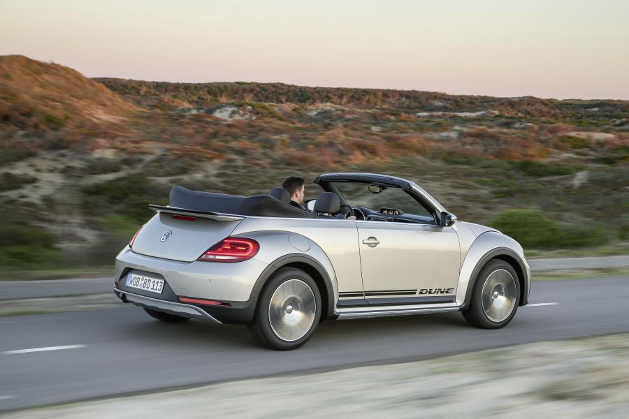  Volkswagen Beetle Dune Convertible 2016 года  (фото 12 из 32)